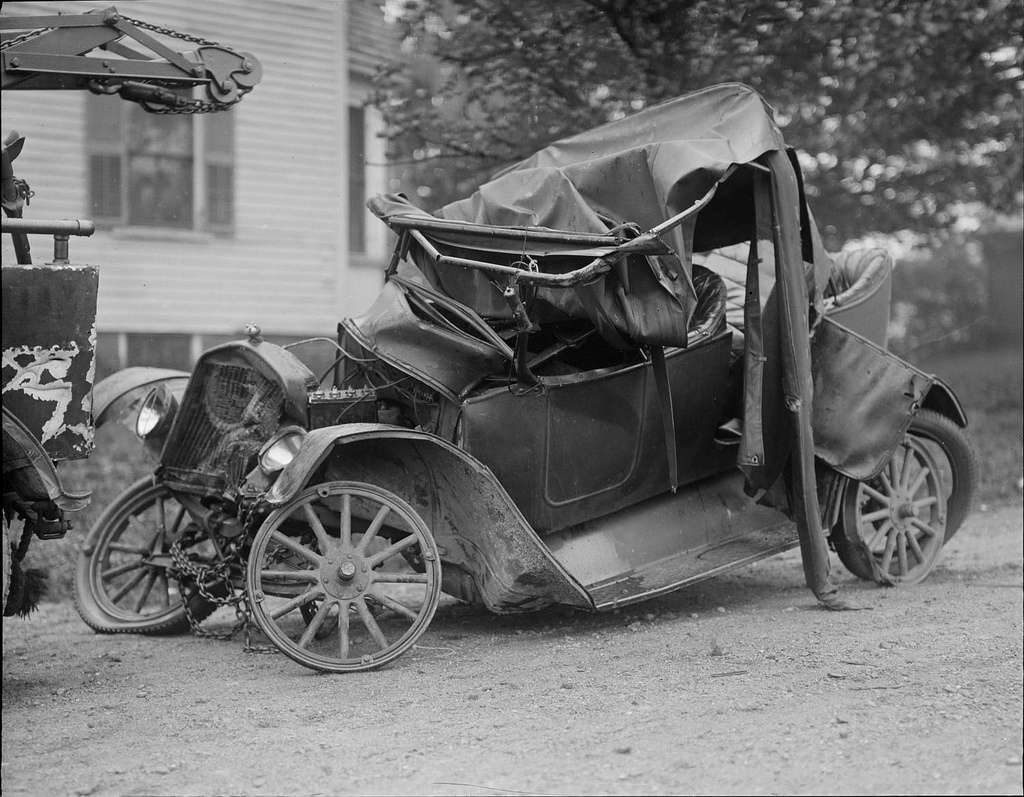 Vintage CAR CRASH.jpg