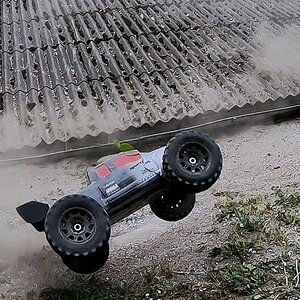 Body almost broke in 2 piece 😳 Arrma Kraton Exb m2c and Super Spunk getting wild 😜