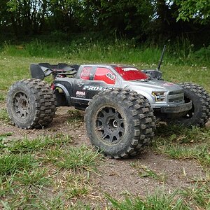 Arrma Kraton Exb M2C Raptor does backflips like nothing 🙃🙃🙃