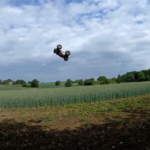Send it! Hugh backflips with Arrma Kraton M2C, Spunk Love's it 😁😁